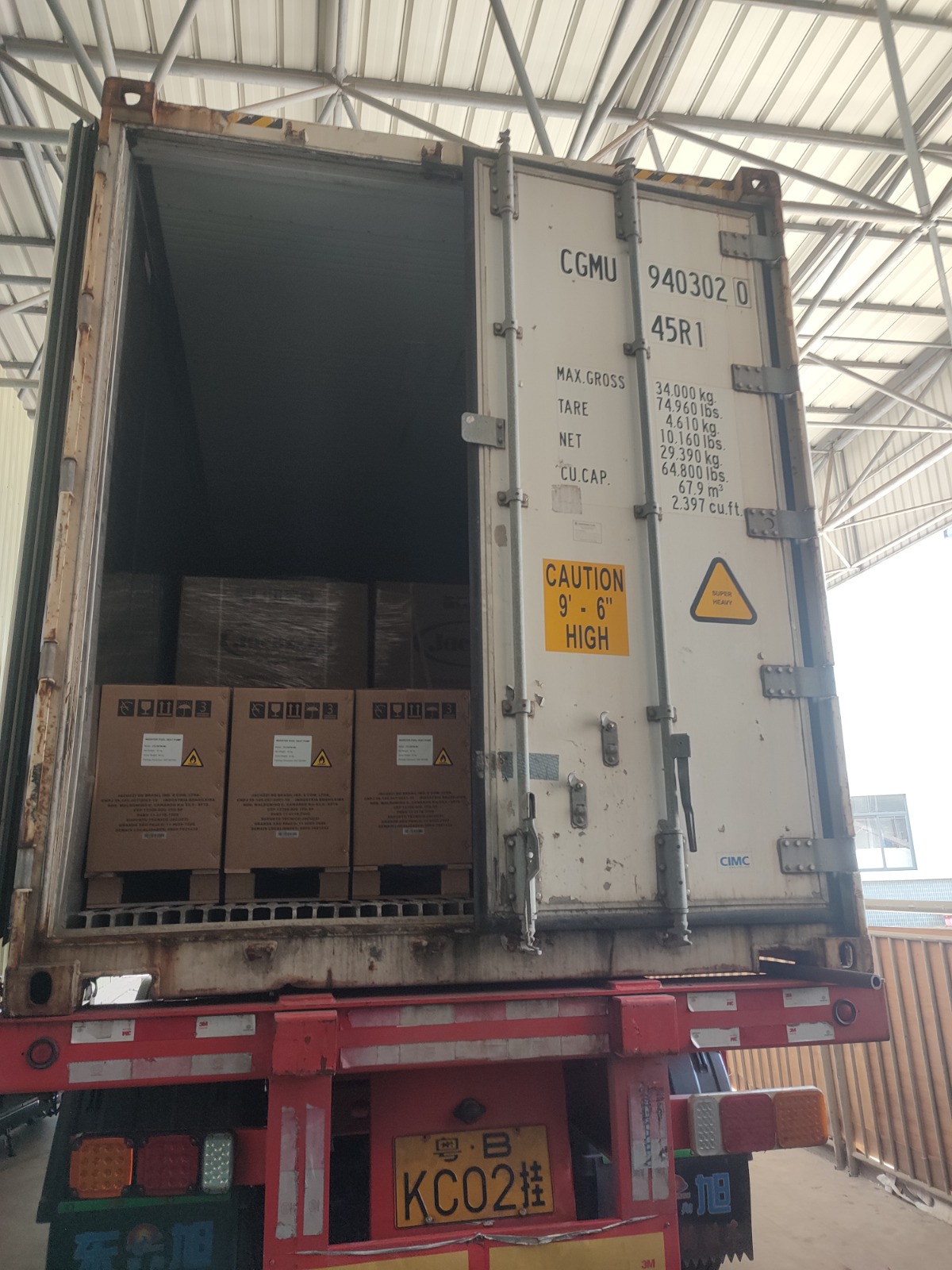 Container aberto com caixas prontas para importação da China